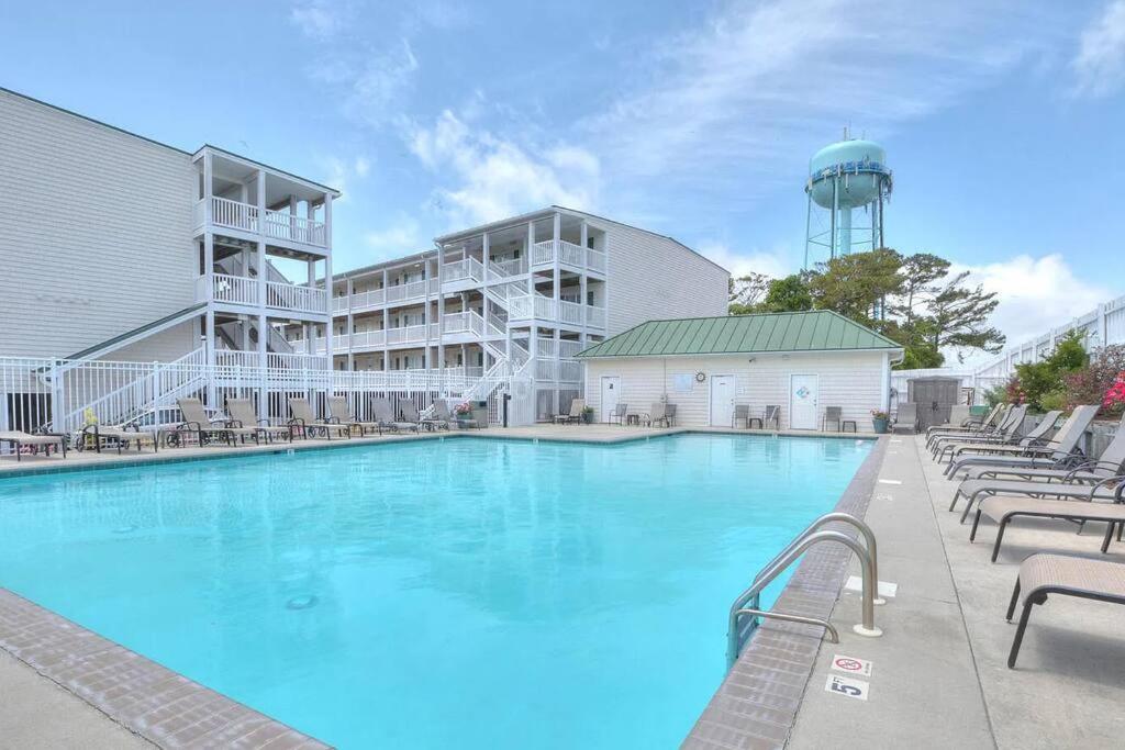 3 Bedroom Condo, Ocean Views & Short Walk To Beach! Oak Island Eksteriør bilde