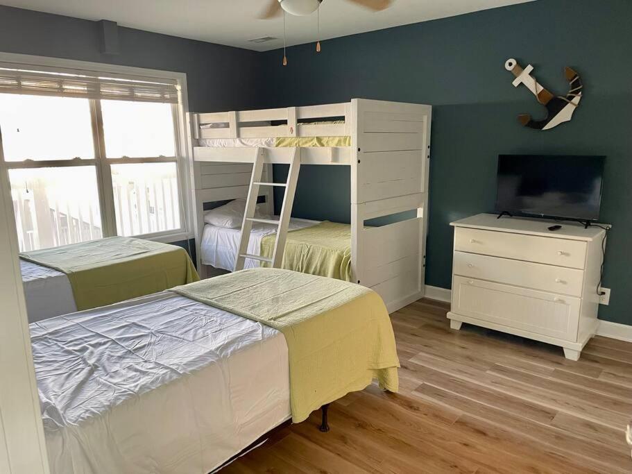 3 Bedroom Condo, Ocean Views & Short Walk To Beach! Oak Island Eksteriør bilde