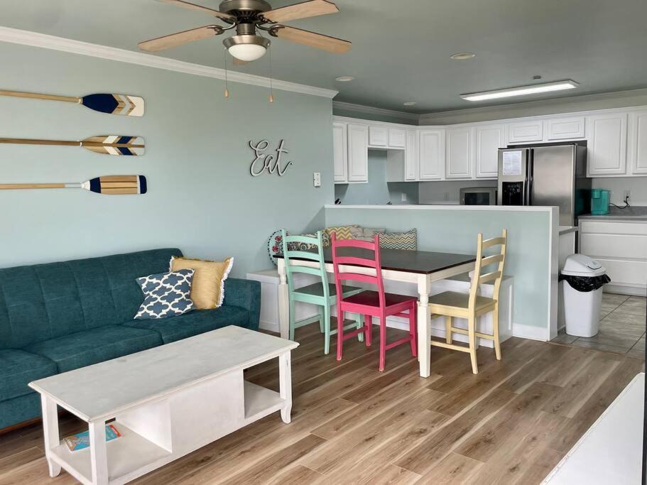 3 Bedroom Condo, Ocean Views & Short Walk To Beach! Oak Island Eksteriør bilde