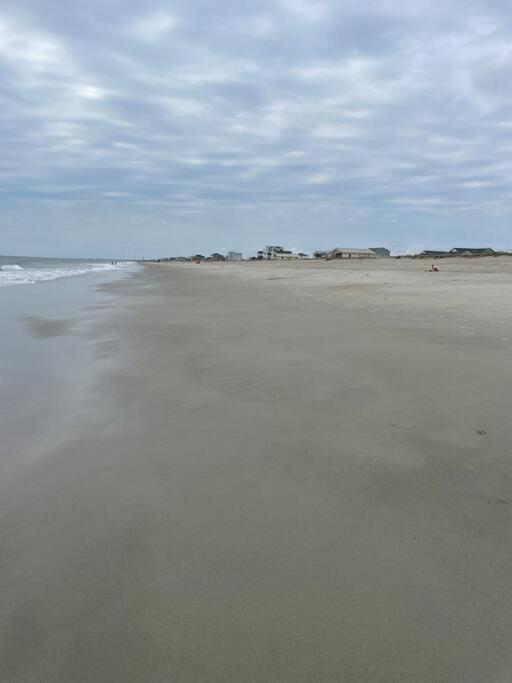 3 Bedroom Condo, Ocean Views & Short Walk To Beach! Oak Island Eksteriør bilde