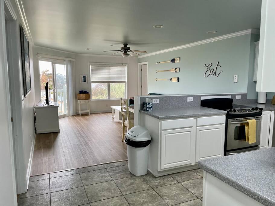 3 Bedroom Condo, Ocean Views & Short Walk To Beach! Oak Island Eksteriør bilde
