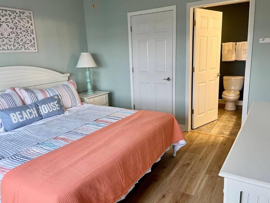 3 Bedroom Condo, Ocean Views & Short Walk To Beach! Oak Island Eksteriør bilde