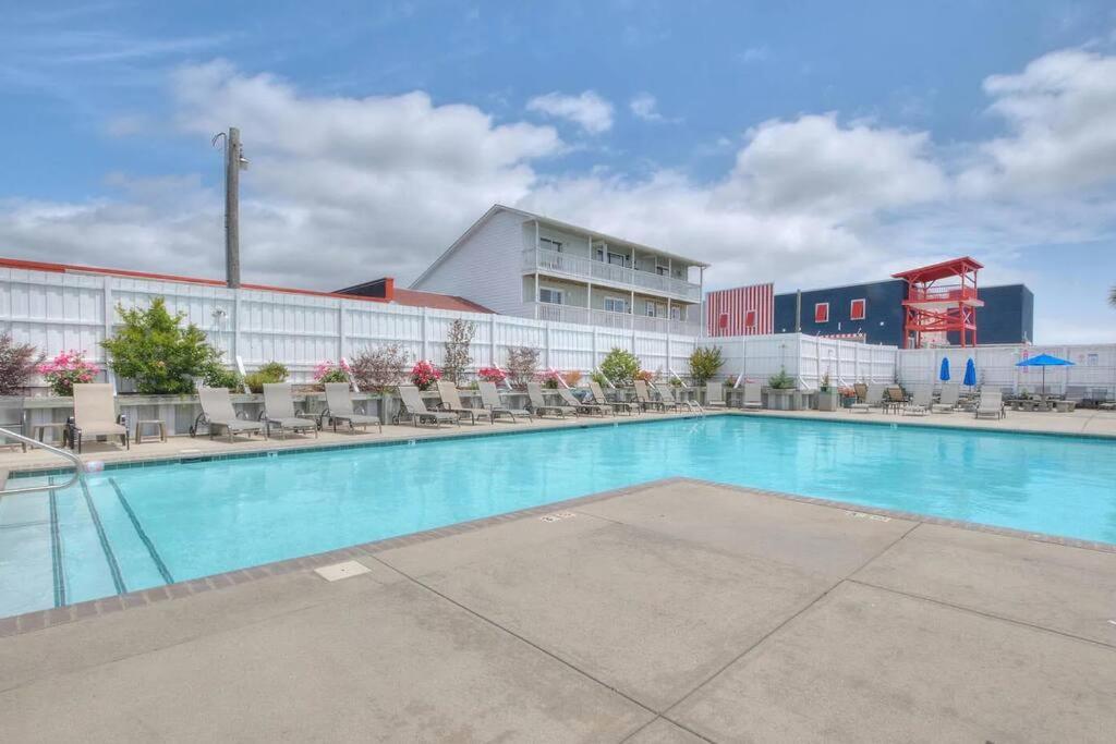 3 Bedroom Condo, Ocean Views & Short Walk To Beach! Oak Island Eksteriør bilde