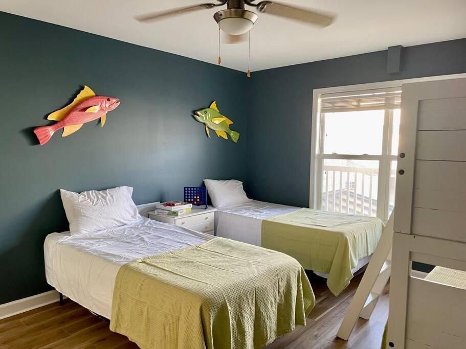 3 Bedroom Condo, Ocean Views & Short Walk To Beach! Oak Island Eksteriør bilde